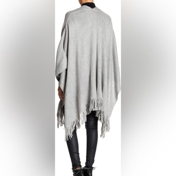 Women’s Vince Camuto Light Grey Feels Like Home Fringe Ruana - Picture 3 of 10